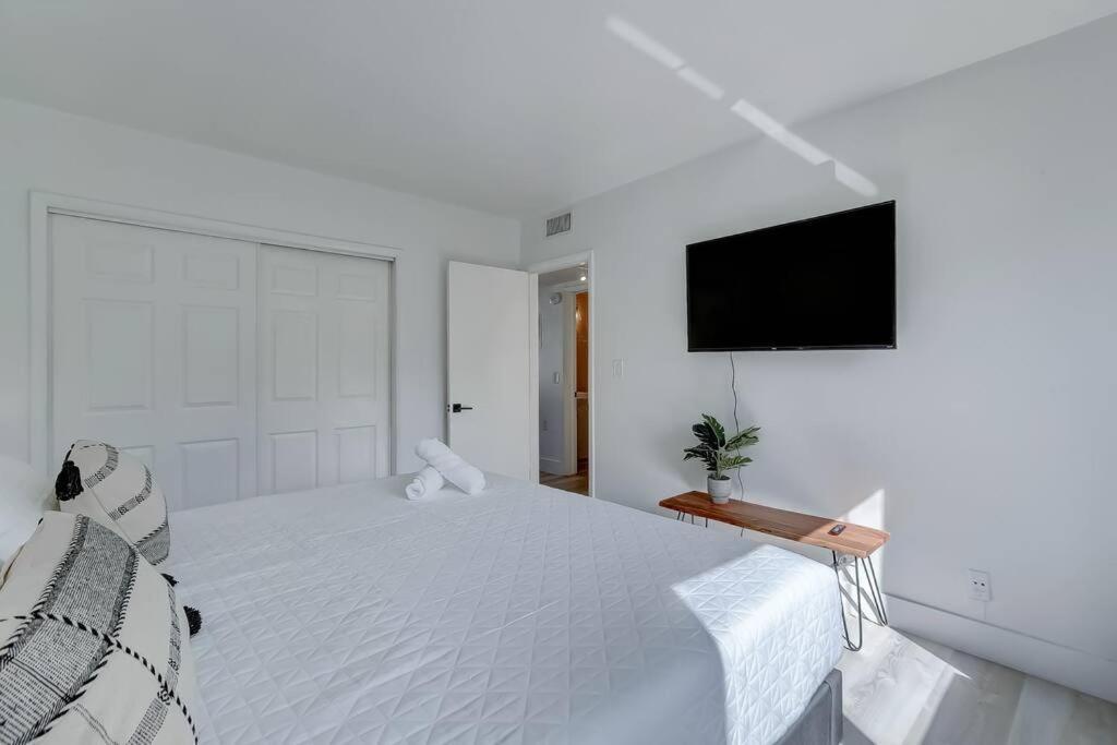 Chic Retreat: 2Br Apartment! Fort Lauderdale Bagian luar foto