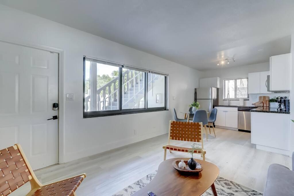 Chic Retreat: 2Br Apartment! Fort Lauderdale Bagian luar foto